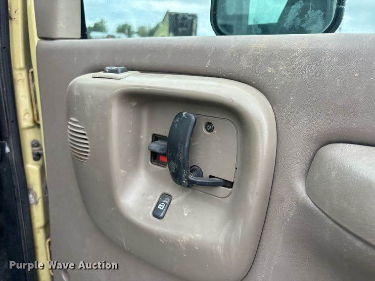 image for item DS2524 2003 GMC C6C042 flatbed truck