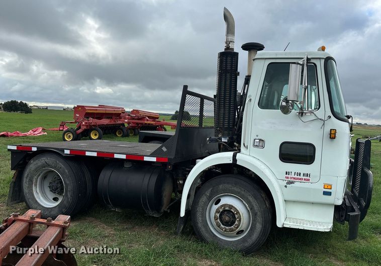 image for item DS2525 1991 White GMC flatbed truck