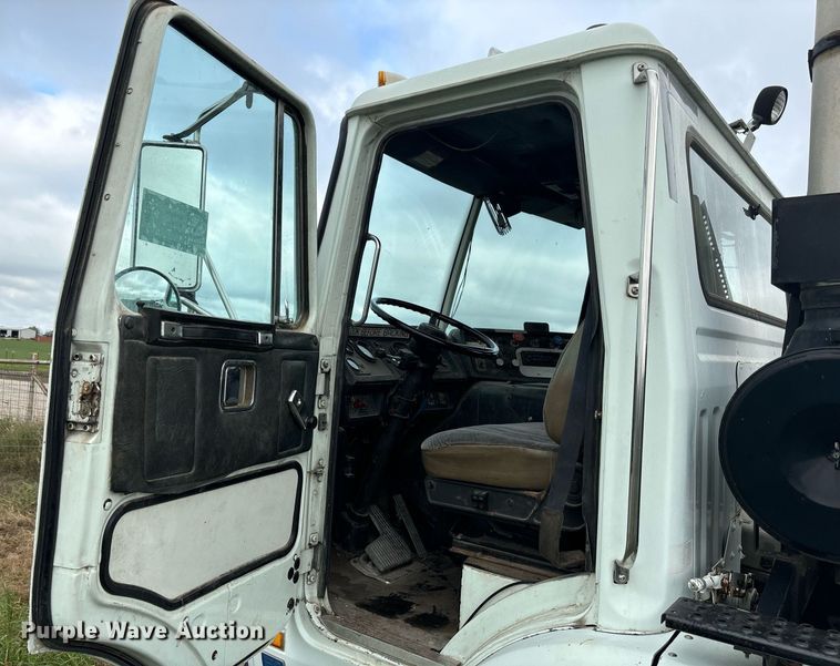 image for item DS2525 1991 White GMC flatbed truck