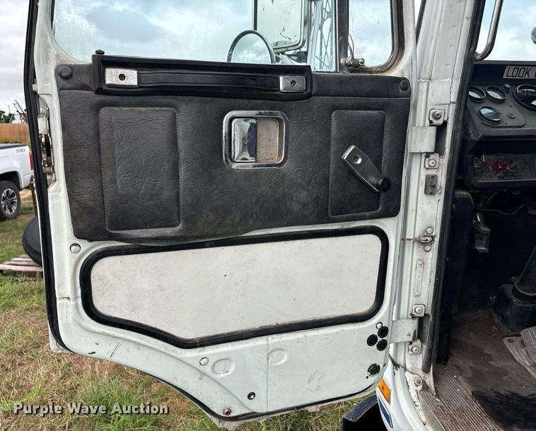 image for item DS2525 1991 White GMC flatbed truck