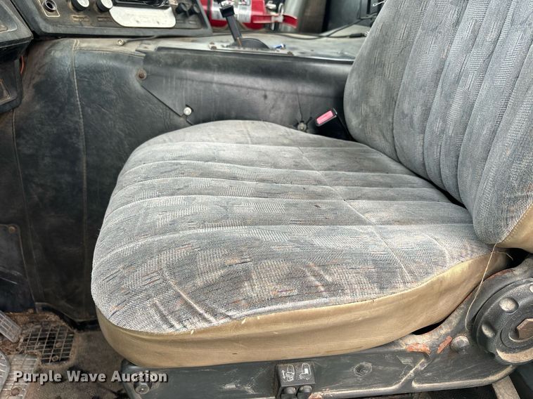 image for item DS2525 1991 White GMC flatbed truck