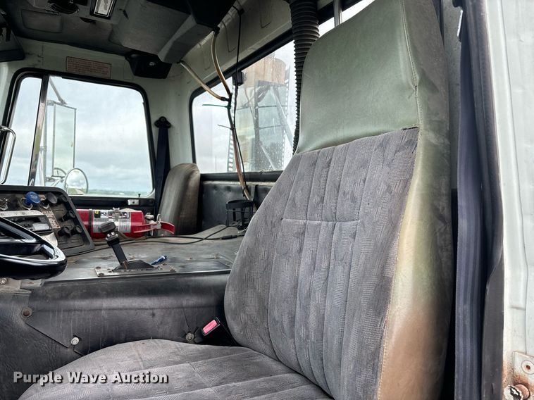 image for item DS2525 1991 White GMC flatbed truck