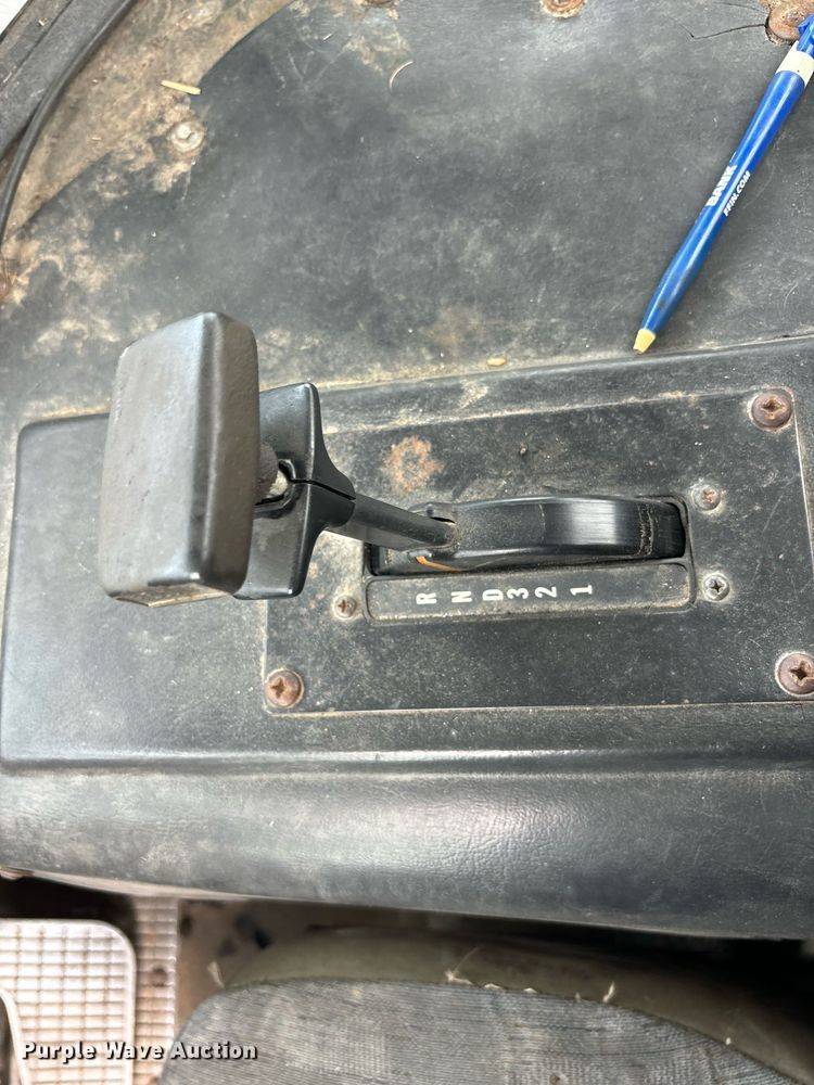 image for item DS2525 1991 White GMC flatbed truck