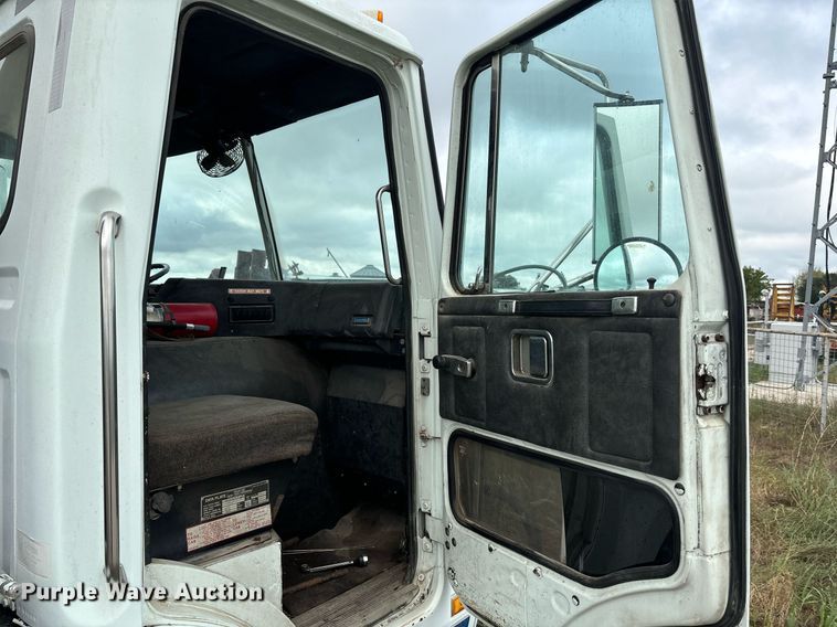 image for item DS2525 1991 White GMC flatbed truck