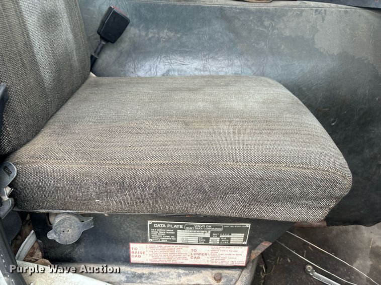 image for item DS2525 1991 White GMC flatbed truck