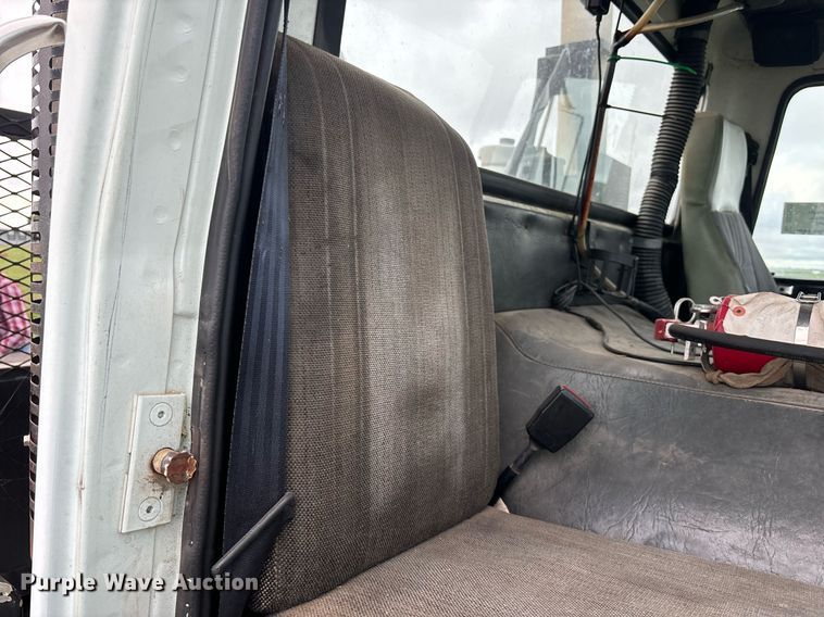 image for item DS2525 1991 White GMC flatbed truck