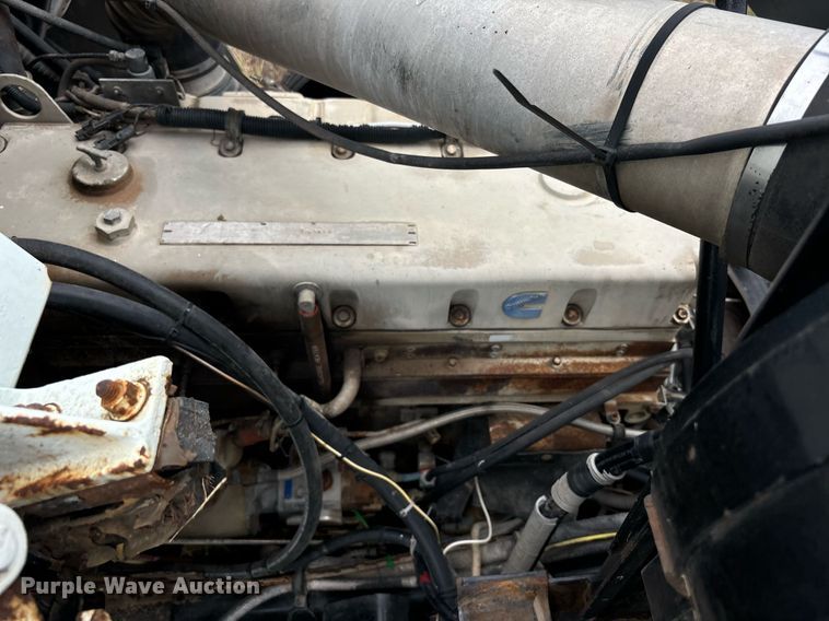 image for item DS2525 1991 White GMC flatbed truck