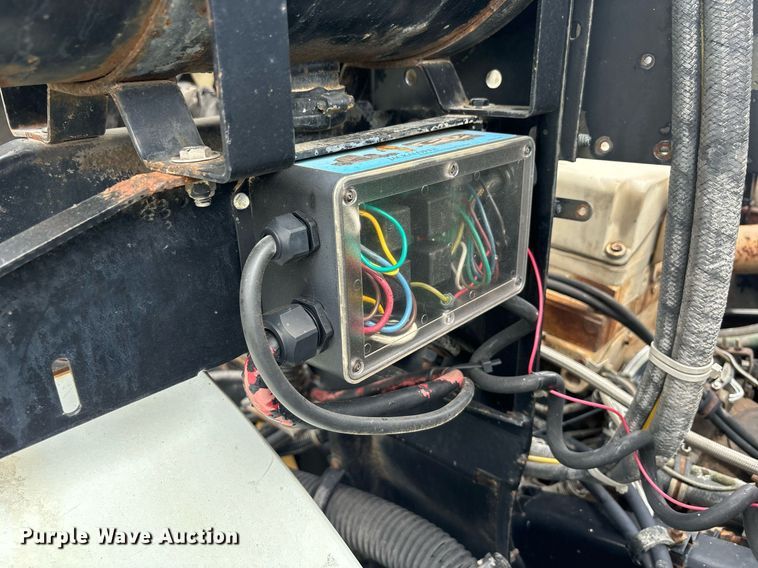 image for item DS2525 1991 White GMC flatbed truck