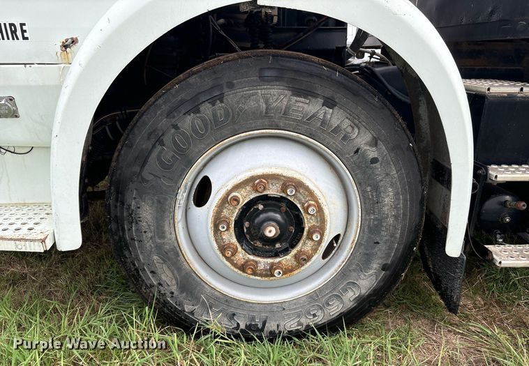 image for item DS2525 1991 White GMC flatbed truck