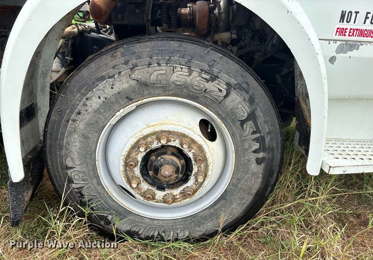 image for item DS2525 1991 White GMC flatbed truck