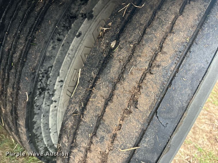 image for item DS2525 1991 White GMC flatbed truck