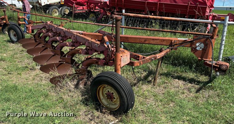 image for item DS2529 Massey Ferguson  880 six bottom plow