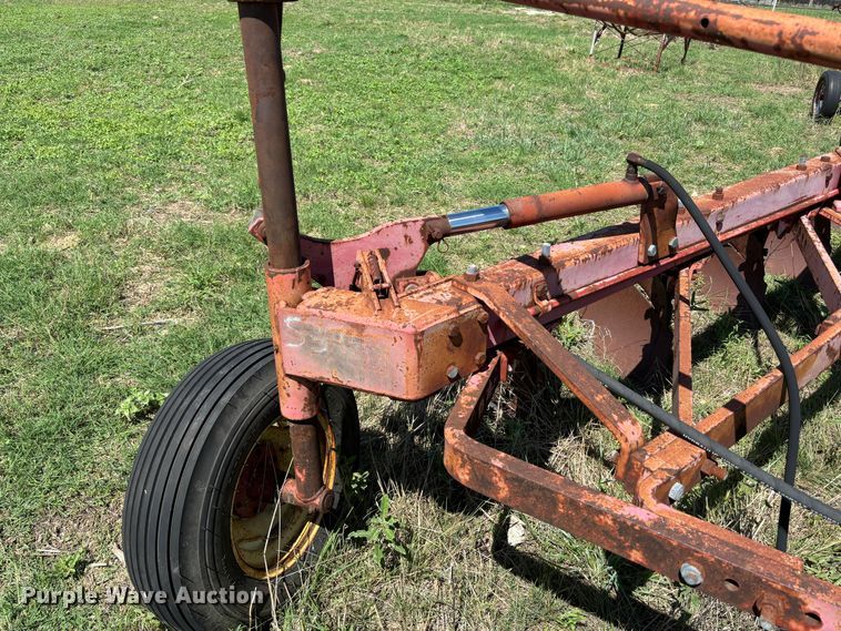 image for item DS2529 Massey Ferguson  880 six bottom plow