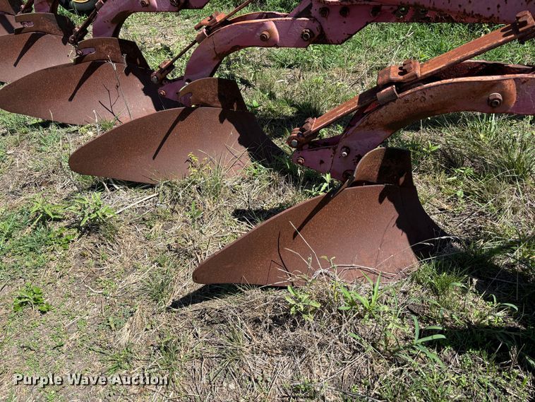 image for item DS2529 Massey Ferguson  880 six bottom plow