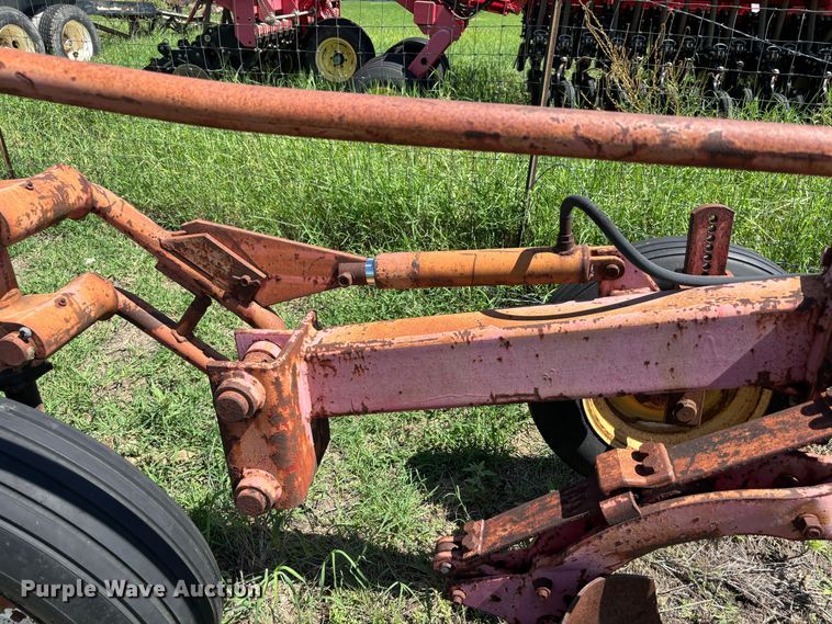 image for item DS2529 Massey Ferguson  880 six bottom plow