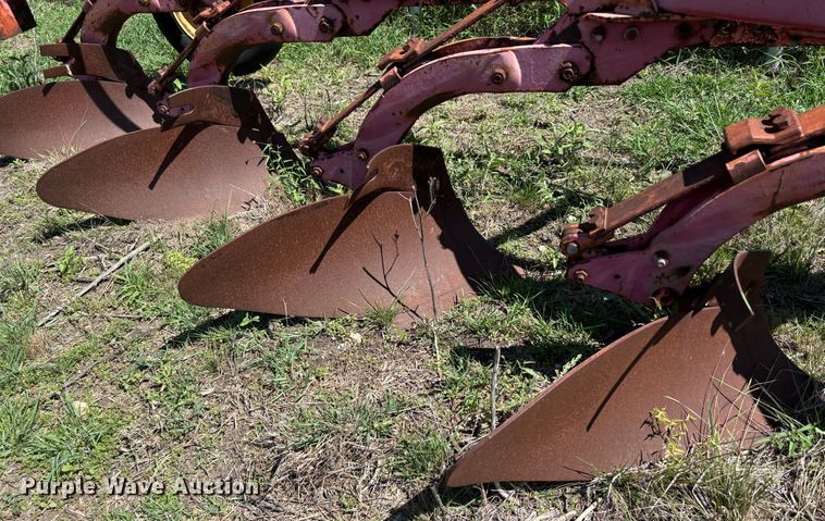 image for item DS2529 Massey Ferguson  880 six bottom plow