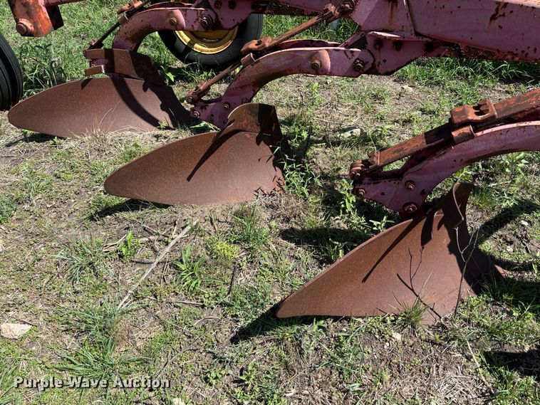 image for item DS2529 Massey Ferguson  880 six bottom plow