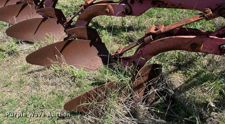 image for item DS2529 Massey Ferguson  880 six bottom plow