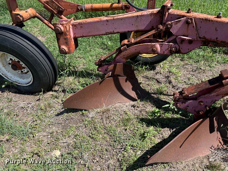 image for item DS2529 Massey Ferguson  880 six bottom plow