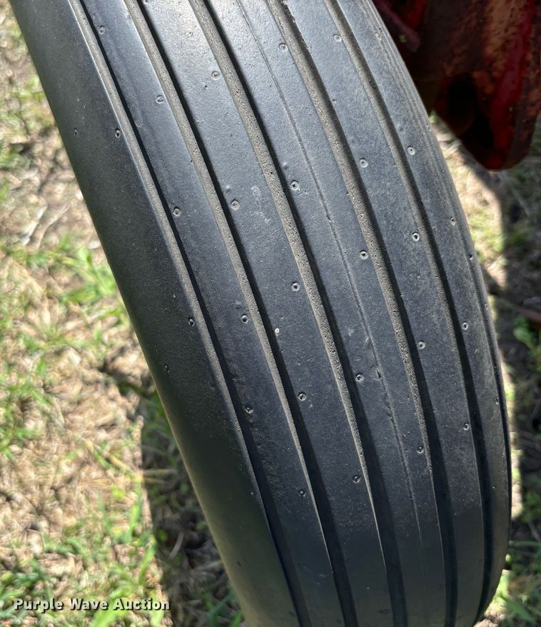 image for item DS2529 Massey Ferguson  880 six bottom plow