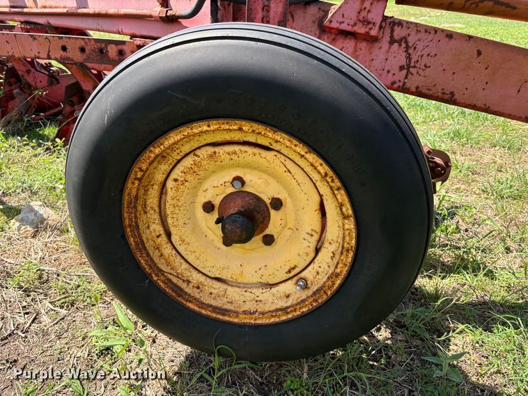 image for item DS2529 Massey Ferguson  880 six bottom plow