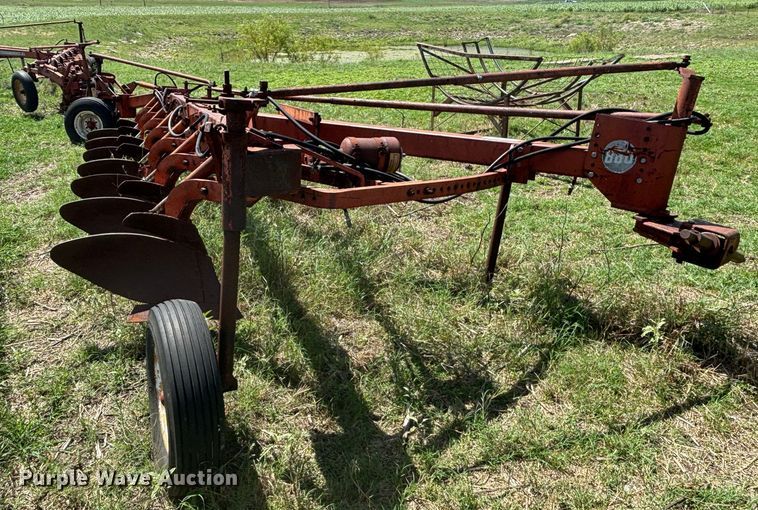 image for item DS2530 Massey Ferguson  880 seven bottom plow