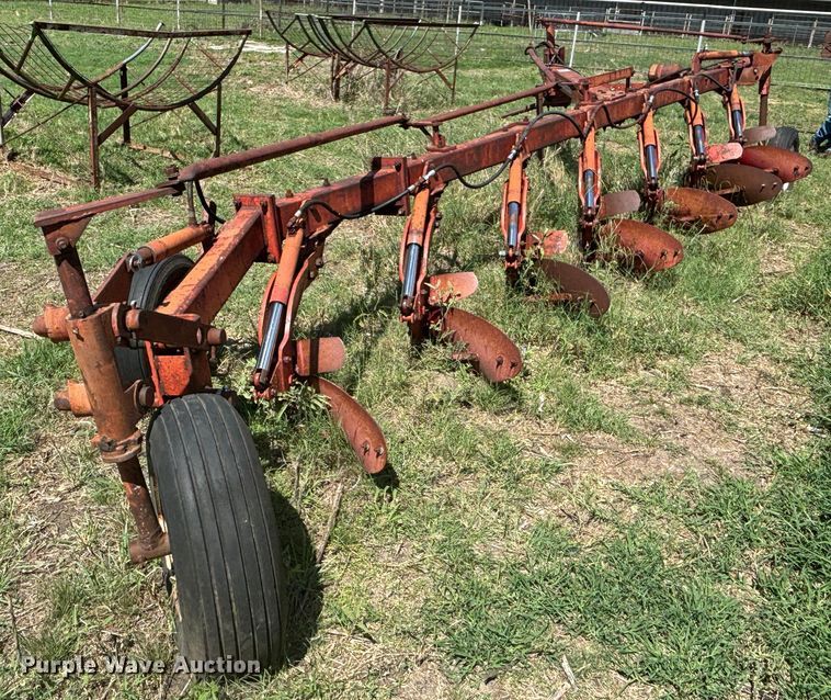 image for item DS2530 Massey Ferguson  880 seven bottom plow