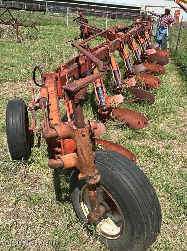 image for item DS2530 Massey Ferguson  880 seven bottom plow