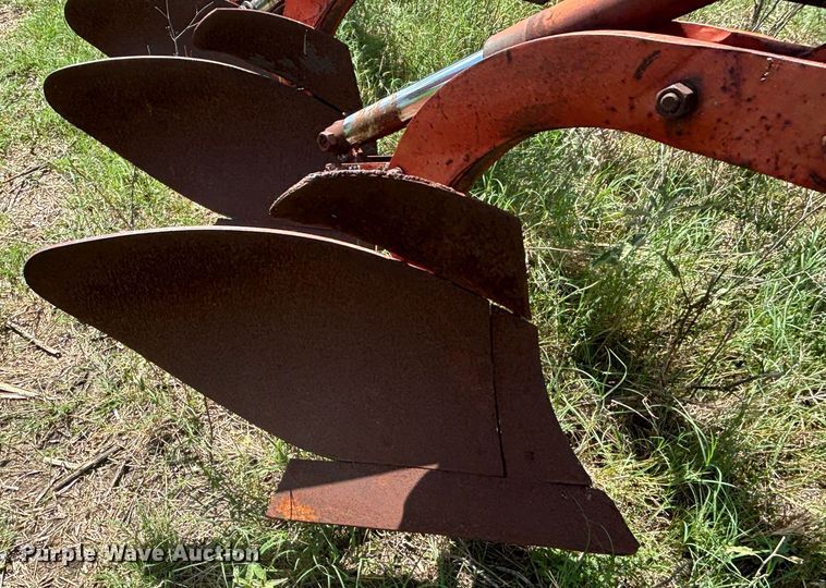 image for item DS2530 Massey Ferguson  880 seven bottom plow