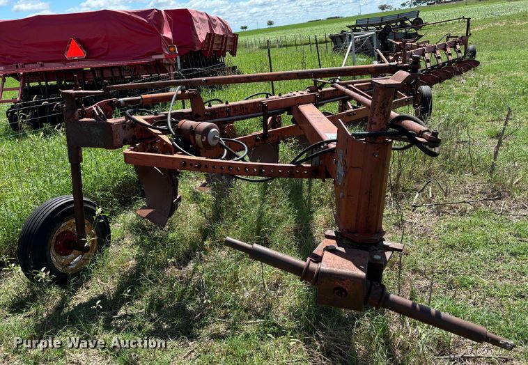 image for item DS2530 Massey Ferguson  880 seven bottom plow