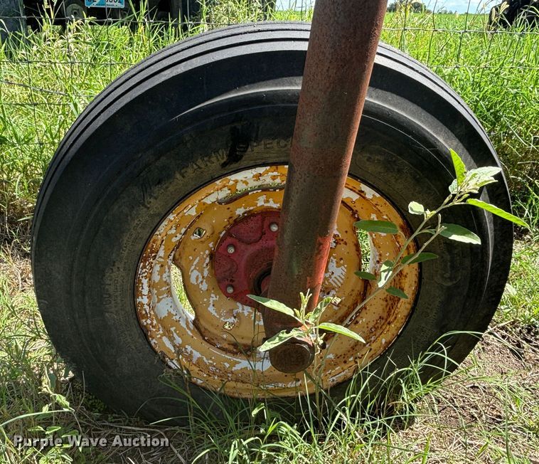 image for item DS2530 Massey Ferguson  880 seven bottom plow