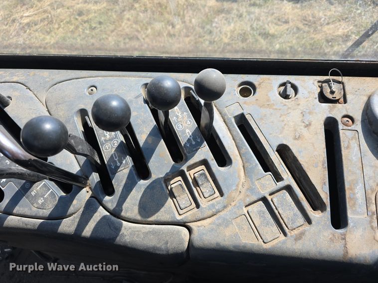 image for item DS4819 1999 Caterpillar Challenger 65E tractor