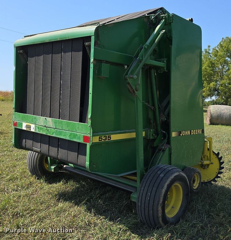 image for item DS4825 1990 John Deere 535 round baler
