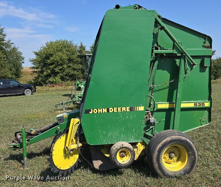 image for item DS4825 1990 John Deere 535 round baler