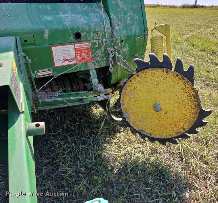 image for item DS4825 1990 John Deere 535 round baler