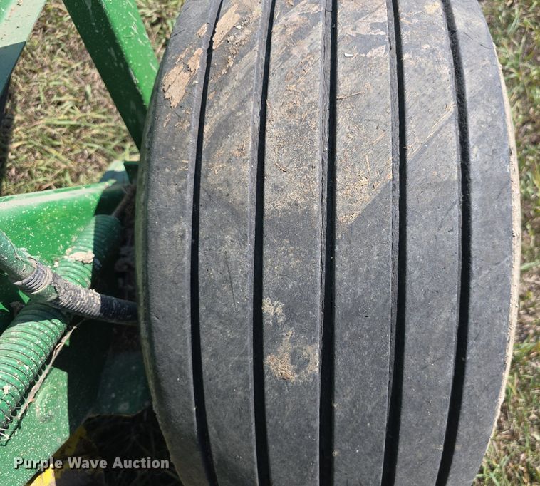 image for item DS4825 1990 John Deere 535 round baler