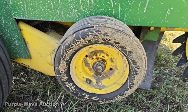 image for item DS4825 1990 John Deere 535 round baler