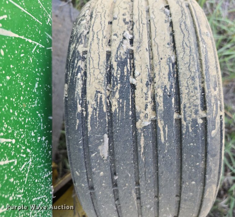 image for item DS4825 1990 John Deere 535 round baler