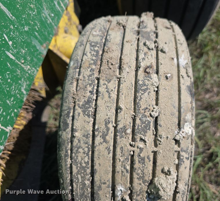 image for item DS4825 1990 John Deere 535 round baler