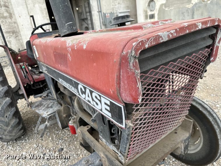 image for item DV2761 Case IH 385 tractor