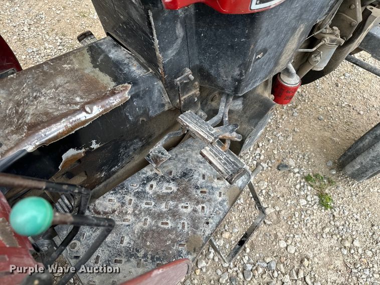 image for item DV2761 Case IH 385 tractor