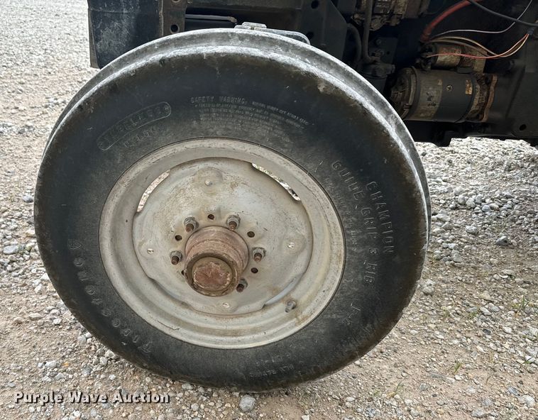 image for item DV2761 Case IH 385 tractor