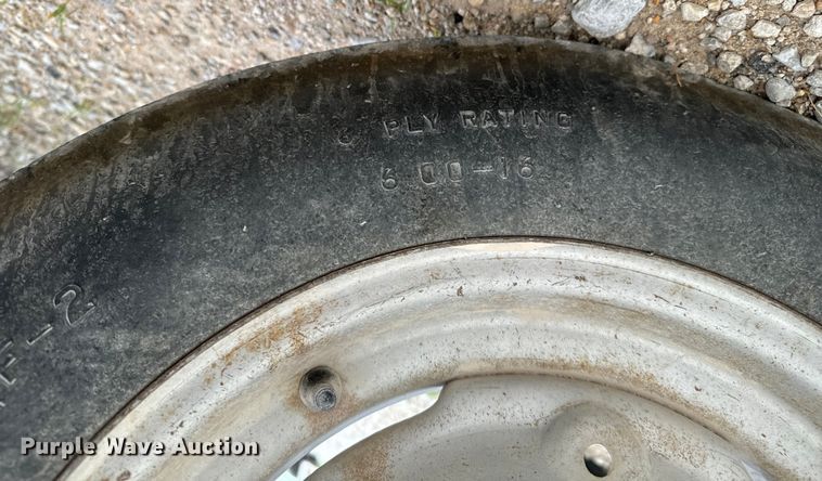 image for item DV2761 Case IH 385 tractor