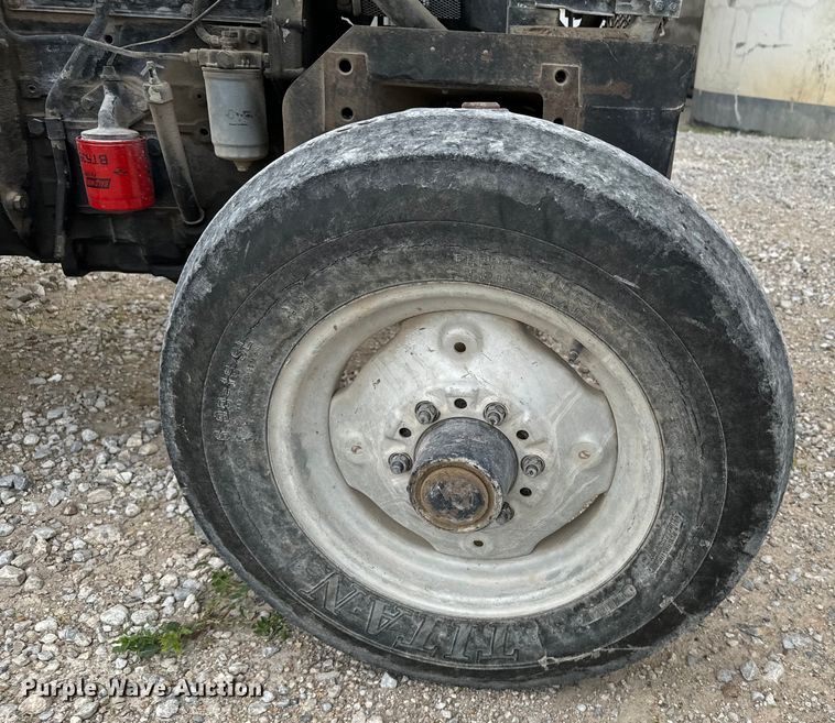 image for item DV2761 Case IH 385 tractor