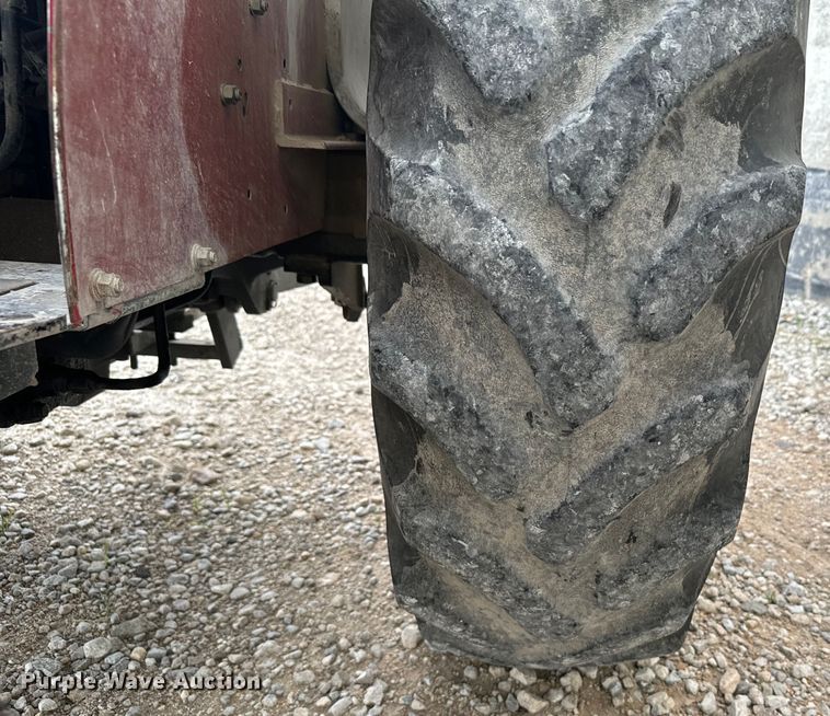 image for item DV2761 Case IH 385 tractor