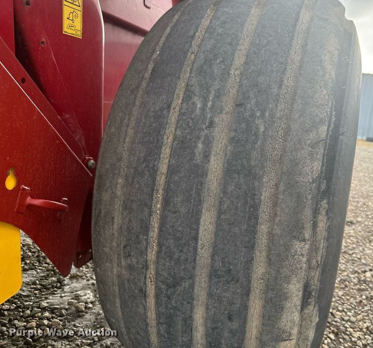 image for item DV2762 2015 New Holland RB560 round baler