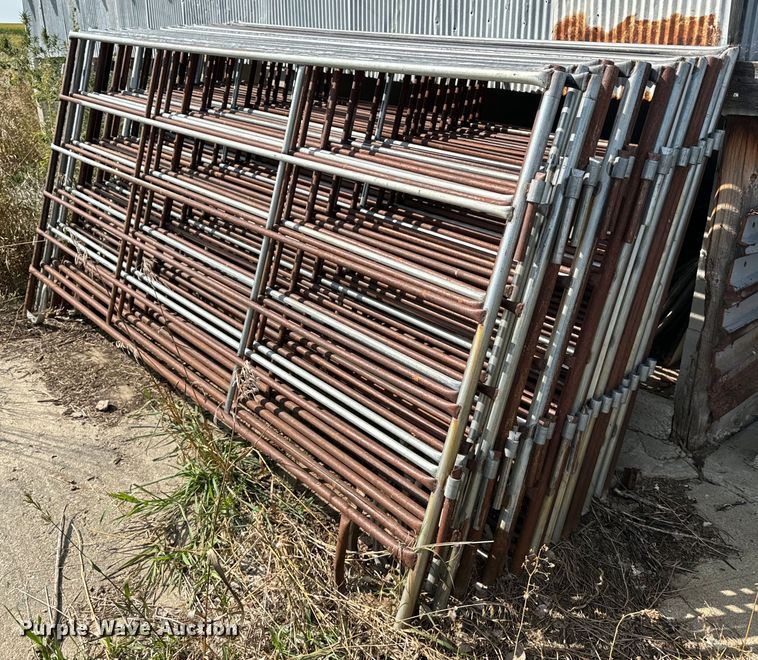 image for item EE7649 (22) 10' L fence panels