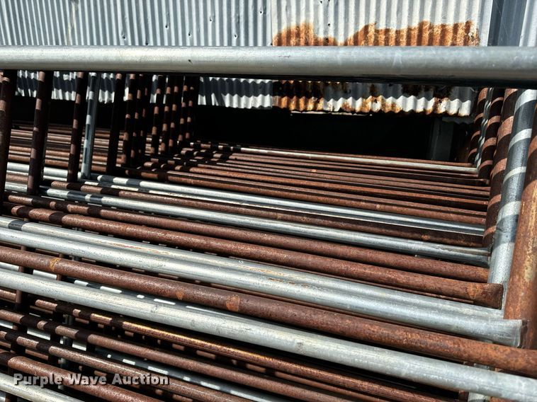 image for item EE7649 (22) 10' L fence panels