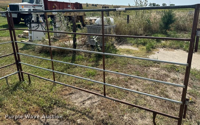 image for item EE7649 (22) 10' L fence panels