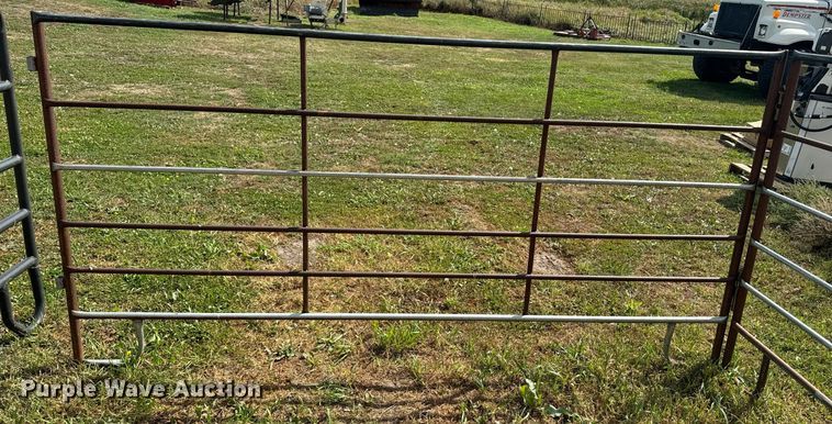 image for item EE7649 (22) 10' L fence panels